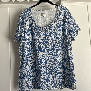 Blue and white floral print women’s top size 2x